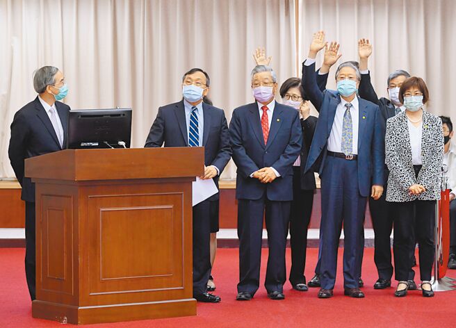 知情人士透露，财政部已要求八大行库从本周起逐日回报台股水位，此意味着要各大行库每日都要净买超。图为公股行库首长们。（本报资料照片）