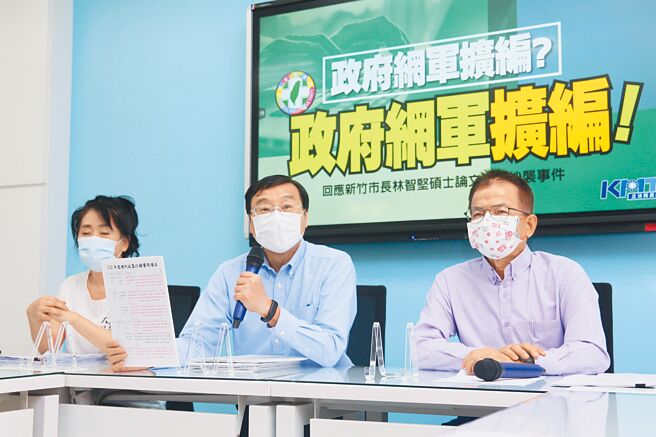 國民黨立院黨團5日舉辦記者會，立委賴士葆（右起）、總召曾銘宗、立委李貴敏痛批「數位中介服務法」草案雖宣稱要「保障數位基本人權」，卻只在立法理由上出現，根本沒膽寫到法條裡。（杜宜諳攝）