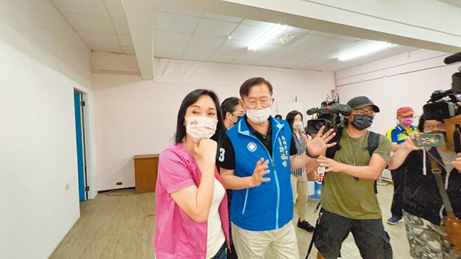 国民党高雄市长参选人柯志恩（左）5日前往市党部看场地，未来将作为竞选总部。（柯宗纬摄）