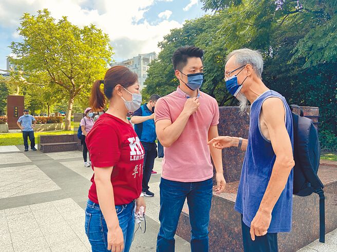 国民党台北市长参选人蒋万安（中）5日与议员参选人李彦秀（左）前往内湖区碧湖公园拜会晨运团体，勤走基层争取民眾支持。（陈薏云摄）