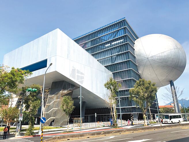 斥资60亿兴建的台北表演艺术中心，试营运期间问题一箩筐，正式开幕后又传出座椅破损、空调循环不顺等问题，民眾骂声一片。（黄婉婷摄）