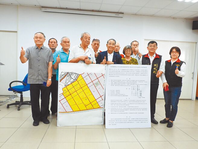 台糖公司位于花莲县凤林镇的土地，有79公顷属原住民传统领域，经立法委员廖国栋长年协调，将优先把土地租给当地凤信、山兴、中兴、大荣、长桥与森荣等6个部落使用。（罗亦晽摄）