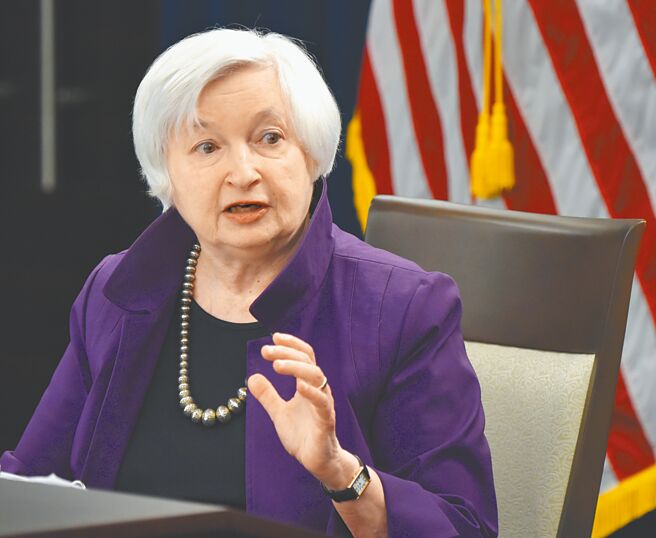 中国国务院副总理刘鹤于5日与美国财政部长叶伦（见图）通电话，由于叶伦是主张削减中国进口品关税，外界认为，这是美国即将停止部分中国产品关税的徵兆。（新华社）