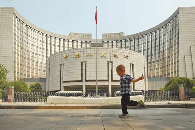 受疫情及大规模退税稳经济影响，今年大陆多数省分财政出现负增长，包括重庆、苏州在内的多个城市正研究压缩支出，把资金用在防疫、民生等必要领域。图为一名儿童经过位于北京的中国人民银行。（中新社）