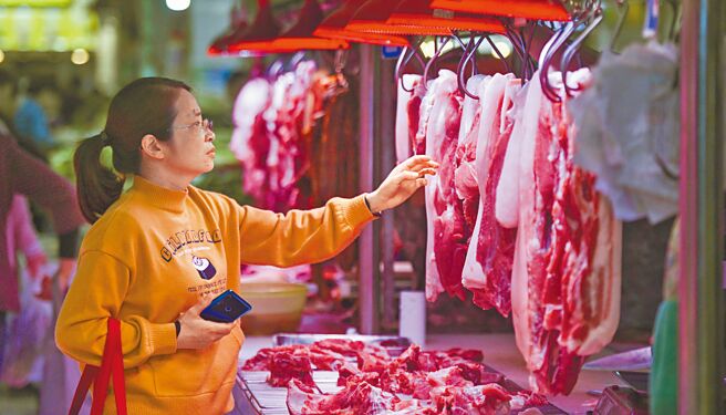 大陸毛豬價格連漲，國家發改委出手，邀集行業協會、部分養殖及屠宰企業開會，要求適時投放儲備，現貨期貨聯動監管等手段，切實保障毛豬市場平穩運行。（中新社）