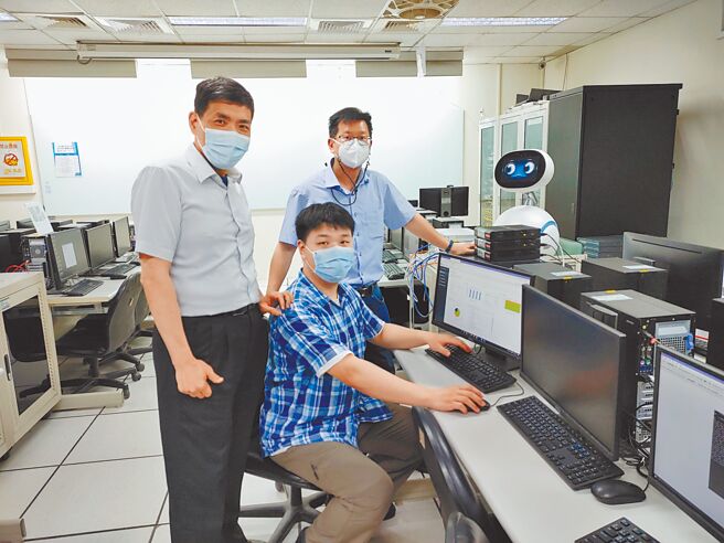 健行科大资工系学生陈楷中（中）勇夺思科竞赛第一名。（吕筱蝉摄）