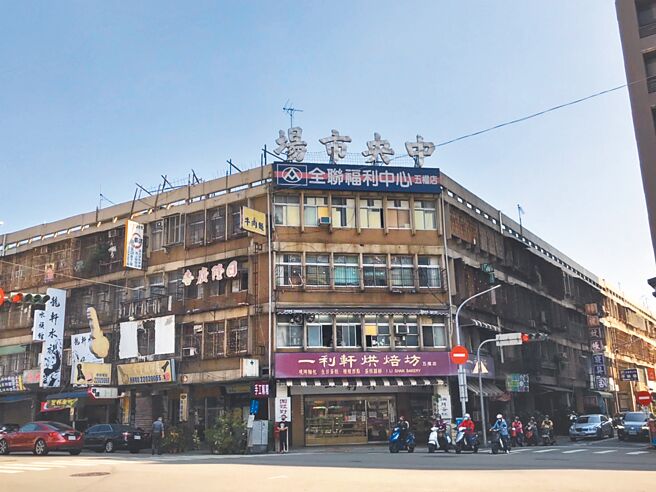 台中市北區五權路上的中央市場收回計畫持續進行中，半年來已有61個攤鋪位繳回。中市府經發局強調會加速辦理審查與核發補助費作業，鼓勵使用人早點繳回。（經發局提供／謝瓊雲台中傳真）