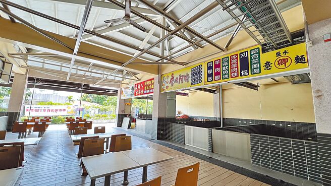 台南市盐水观光美食城逾半数空摊，管理单位坦言，人口外移、南荣科技大学停招后，来客量掉了很多。（张毓翎摄）