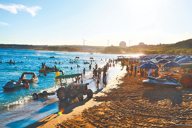 暑假搭乘「垦丁快线」除享有半价优惠外，业者还加码推出百万好礼，最大奖为「日本东京双人5日机＋酒」，藉此鼓励民眾游垦丁。图为垦丁海边。（谢佳潾摄）