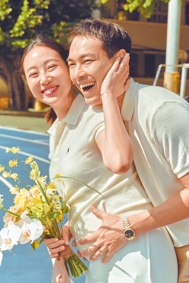 楊祐寧（右）2020年9月秀出與Melinda的甜蜜校園婚紗照。（摘自臉書）