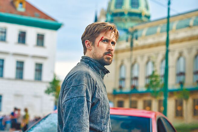 雷恩葛斯林饰游走于黑白之间的中情局秘密探员。（Netflix提供）