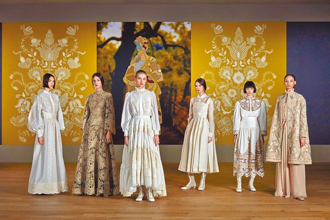 Dior以织物的线条暗喻生命之树的独特美感，也是本季秋冬高订的重点。（Dior提供）