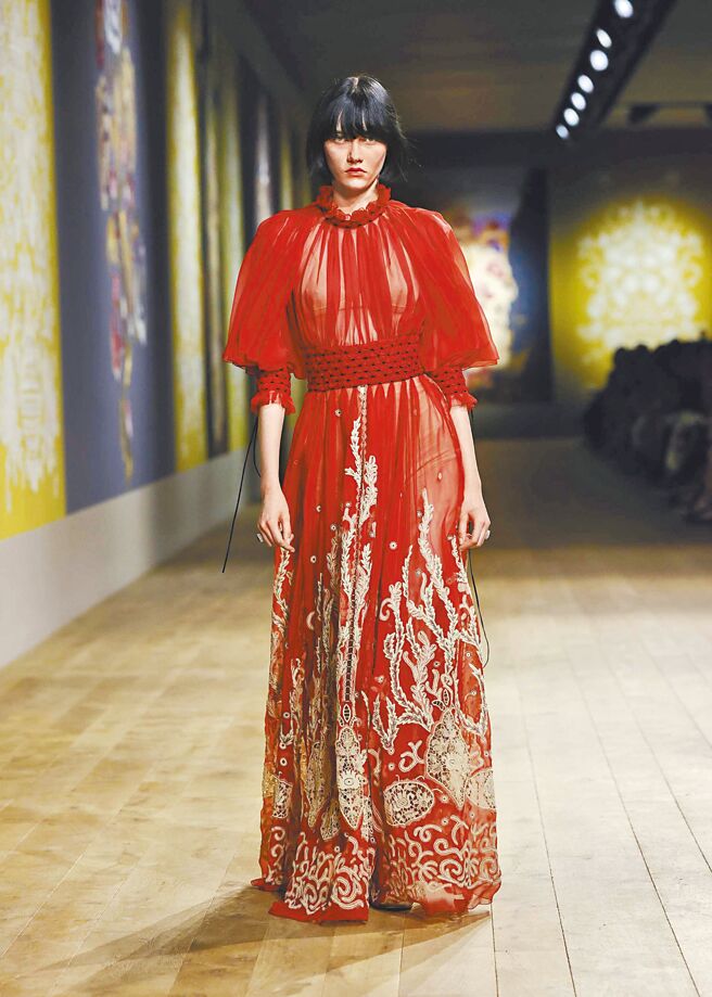 Dior红色纱质礼服与刺绣细节相映成辉。（Dior提供）