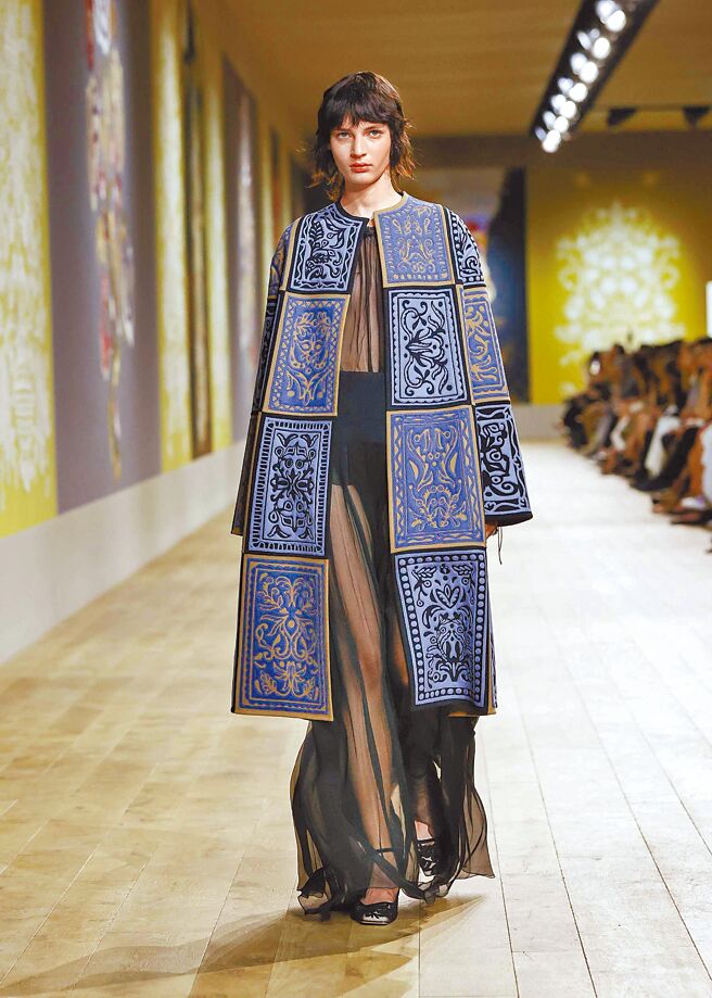 Dior以硬质似挂毯的材质打造外衣，搭配柔美纱裙达成反差之美。（Dior提供）