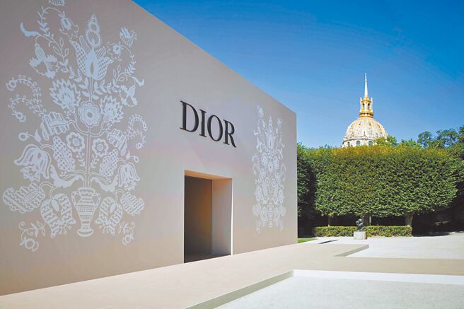 Dior于巴黎罗丹美术馆打造高级订制服展演空间。（Dior提供）