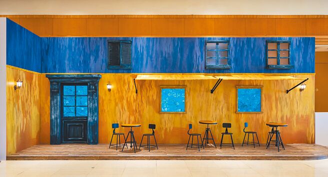新光三越台南中山店「再见梵谷光影体验展」实景体验－夜晚的露天咖啡馆。（新光三越提供）
