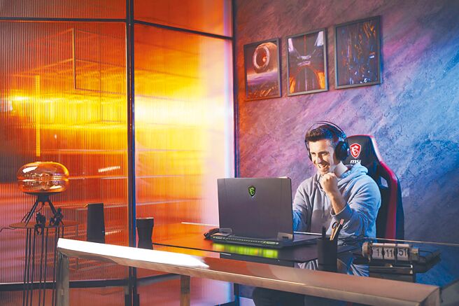 MSI全新推出搭载最新第12代Intel HX系列处理器的旗舰机皇Titan GT77，透过MSI Overboost超增压模式设计技术，可提供250W震撼效能。（MSI提供）