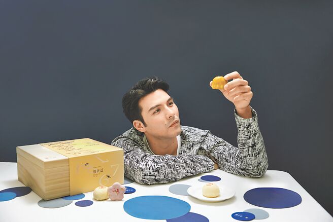 凤小岳合作过程不断被蛋黄酥香气吸引，狂逼自己克制。（郭元益提供）