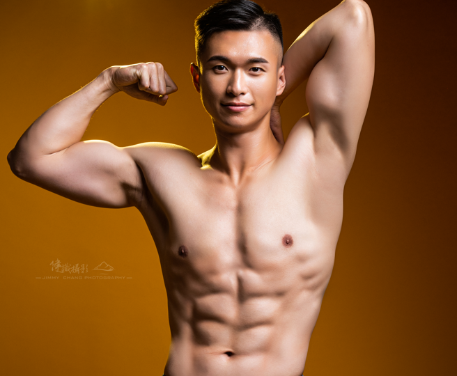 施昱任體重曾破百，因為猛健身而養出六塊肌。（圖／施昱任提供）