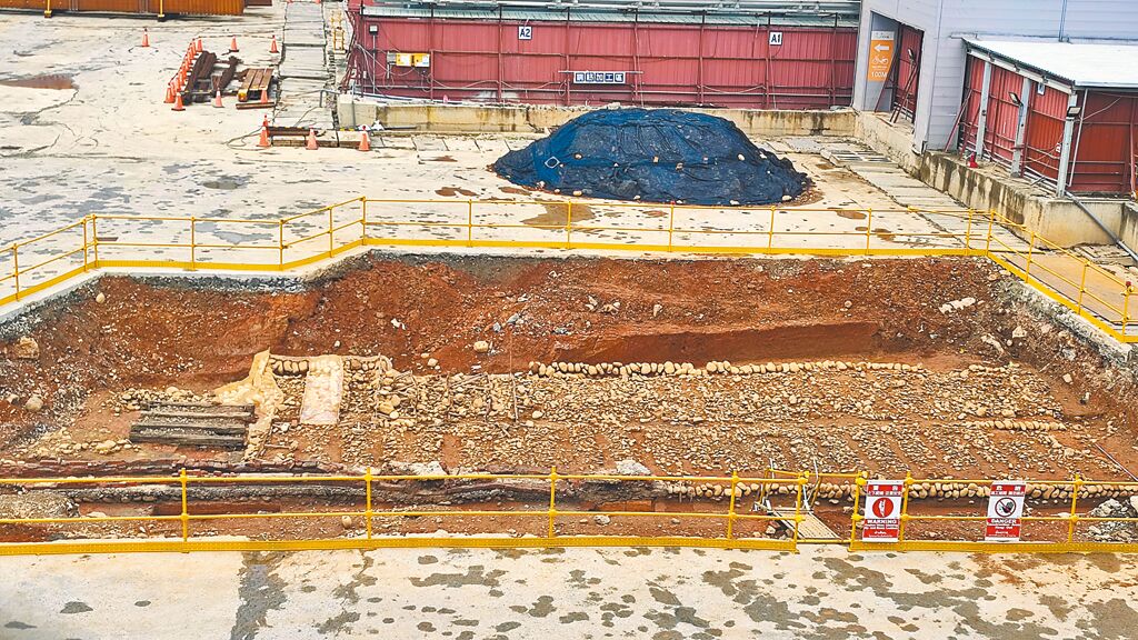 桃園市捷運綠線G07站體2021年開挖時，發現鵝卵石鋪成，長約8公尺、寬約4公尺清代軌道遺構，功能類似目前鐵軌枕木。（賴佑維攝）
