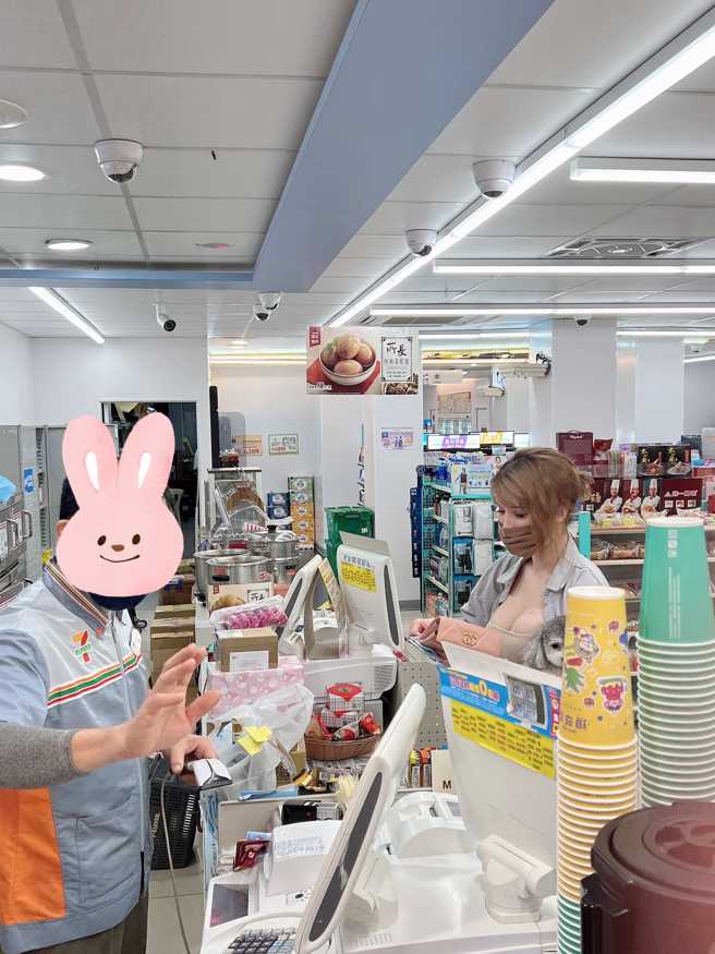 辛尤里走进超商买东西，火辣露出丰满上围。(图/辛尤里 IG)