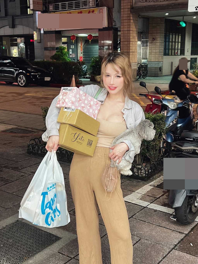 辛尤里手捧3大箱货物，还不忘要拍美照宠粉丝。(图/辛尤里 FB)