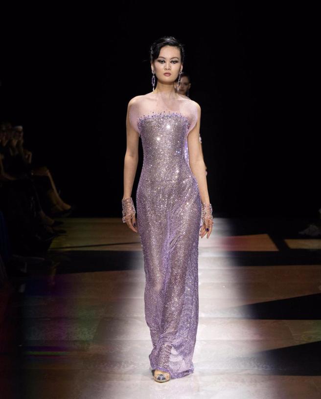 GIORGIO ARMANI 2022秋冬高级订制服大秀，大量运用亮片、闪亮的网眼等元素，使每件礼服在灯光下格外耀眼。（GIORGIO ARMANI 提供）