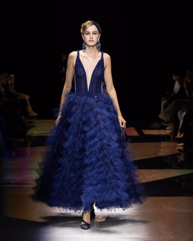 GIORGIO ARMANI 2022秋冬高级订制服大秀廓形变化多端，从一开始的极简线条到后半段的蓬蓬裙设计等，使整场秀更加丰富。（GIORGIO ARMANI 提供）