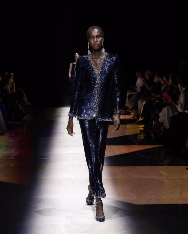 除裙装设计，本季也提供不少率性优雅的裤装。（GIORGIO ARMANI 提供）