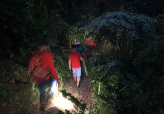 台中市消防局人员漏夜引导吴女慢慢往登山口下撤，将吴女平安带下山来。(民眾提供)