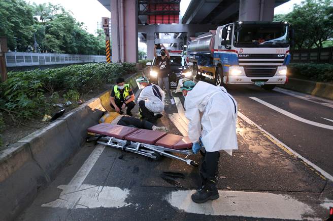 醉男倒在环东大道旧宗路闸道处，所幸没有被其他车辆辗过。（黄世麒摄）