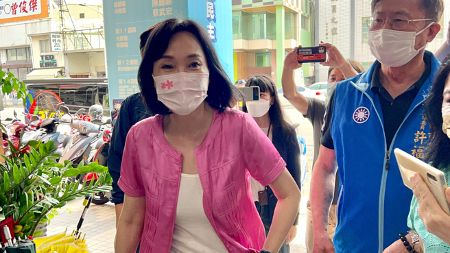 国民党高雄市长参选人柯志恩（左）。（资料照/柯宗纬摄）