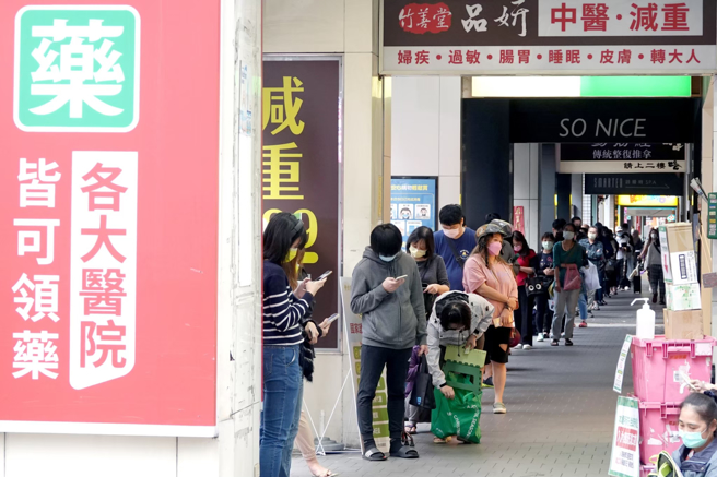 醫師黃高彬表示，本土疫情雖趨緩不少，但每日仍有約3萬多人染疫，認為是一個警訊，不排除社區早有BA.5在傳播。（圖／示意圖，記者黃世騏攝影）