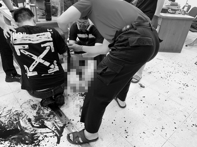 有男子7日凌晨携土制炸弹，在新竹县警分局新湖分局新工派出所内引爆，该男子的手掌遭炸烂。（翻摄自记者爆料网）