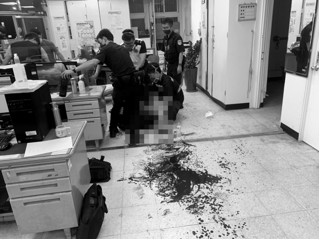 有男子7日凌晨携土制炸弹，前往新竹县警分局新湖分局新工派出所引爆。（翻摄自记者爆料网）