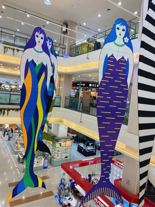 Global Mall新北中和店与亚洲国际风筝联合会举办「黄景桢艺术风筝展」，带来了高达8米的八大缤纷美人鱼进到馆中。（Global Mall提供）