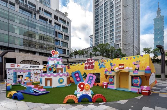 乐高「想玩 世界就是玩乐园」打造系列闯关活动，现场完成闯关并到快闪店任意消费，将可获得活动限定「90周年纪念小车」赠礼、消费满额再送各式乐高好礼。（统一时代百货台北店提供）