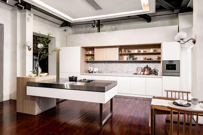 Gaggenau 傳承與創新的對白於200系列的展間中，打造都會居家為藍本的精緻交流空間。（Gaggenau提供）