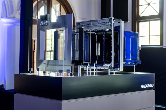 Gaggenau首度將400系列烤箱解構，細數八層玻璃、不鏽鋼金屬構件各司其職，將485度的高溫隔絕在腔體內部。（Gaggenau提供）