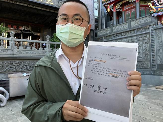 黄任玮提出科管局在2008年6月26日发给中华大学，请中华大学修正研究案报告的公文。（王惠慧摄）