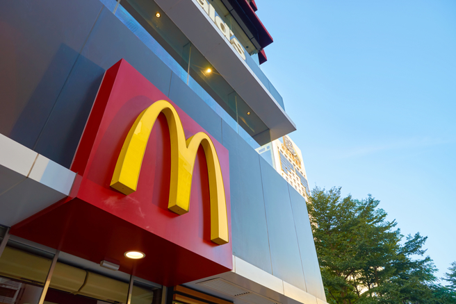 麥當勞調整門市，已收掉不少具歷史性的分店。（示意圖／Shutterstock）