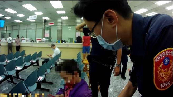 張姓婦人掉進詐騙集團網路交友陷阱，已匯款新台幣70萬元，還要再匯30萬元，行員及保七員警發現及時阻詐。（保七提供／陳淑芬台中傳真）