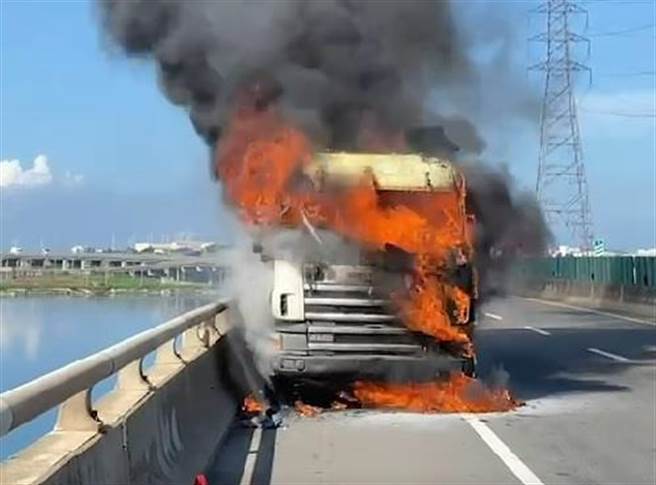 61线北上176.7公里处，7月7日8时9分行驶中的拖板车突然火烧车。（民眾提供／吴敏菁彰化传真）