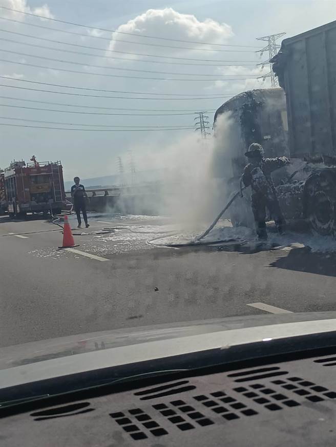 61线北上176.7公里处，7月7日8时9分行驶中的拖板车突然火烧车。（民眾提供／吴敏菁彰化传真）