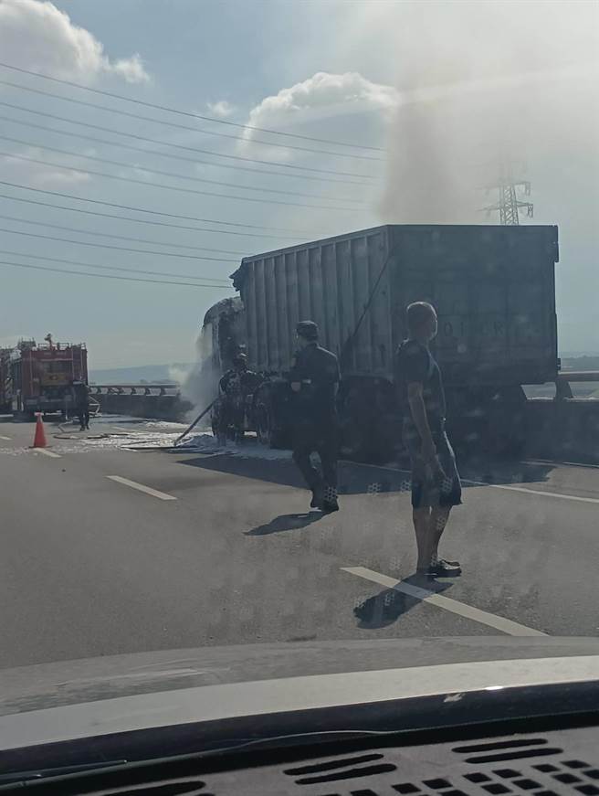 61线北上176.7公里处，7月7日8时9分行驶中的拖板车突然火烧车。（民眾提供／吴敏菁彰化传真）