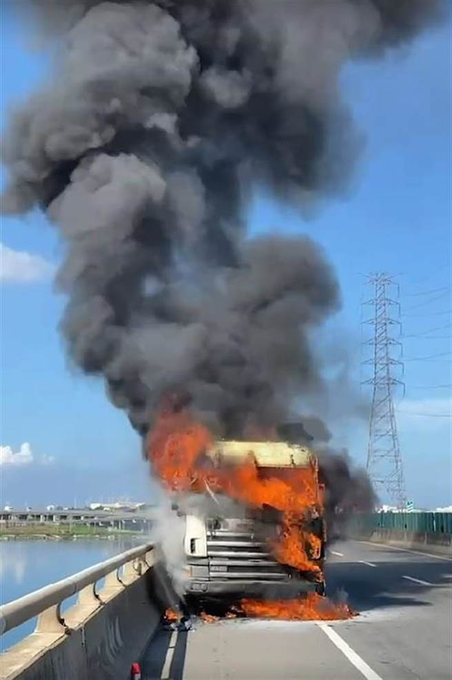 61线北上176.7公里处，7月7日8时9分行驶中的拖板车突然火烧车。（民眾提供／吴敏菁彰化传真）