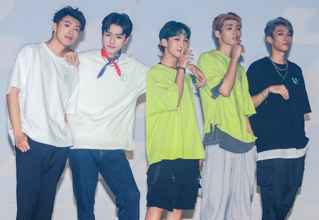 图为原子少年成员黄文廷（左起）、林佳辰、小孩、蔡承佑、林焕钧。（粘耿豪摄）