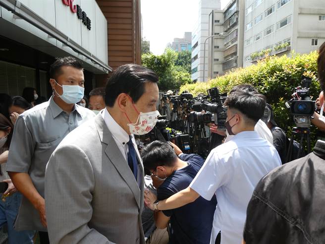 新竹市長林智堅碩士論文接連遭爆抄襲，前總統馬英九上午受訪表示，目前就外界披露的資訊看來，就兩本被認為有雷同的碩士論文來看，相似度非常高，林當然「要負責任啊」。至於林是否應退選桃園市長？馬說，「就看他的政治智慧」。（周志豪攝）