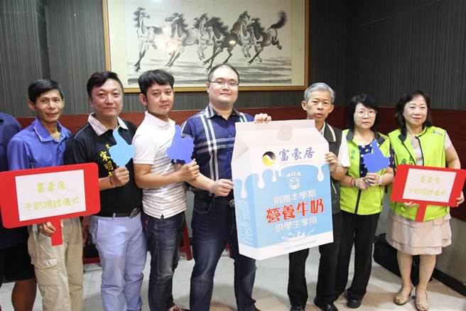 李杰（中）以炒房、炒股闻名，不时还强调做公益，吸引社会关注。（本报资料照片／袁庭尧高雄传真）