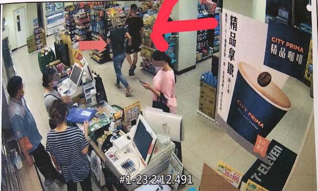 一名男子与友人打赌玩「真心话大冒险」，竟头套纸袋闯入超商喊抢劫。(民眾提供)
